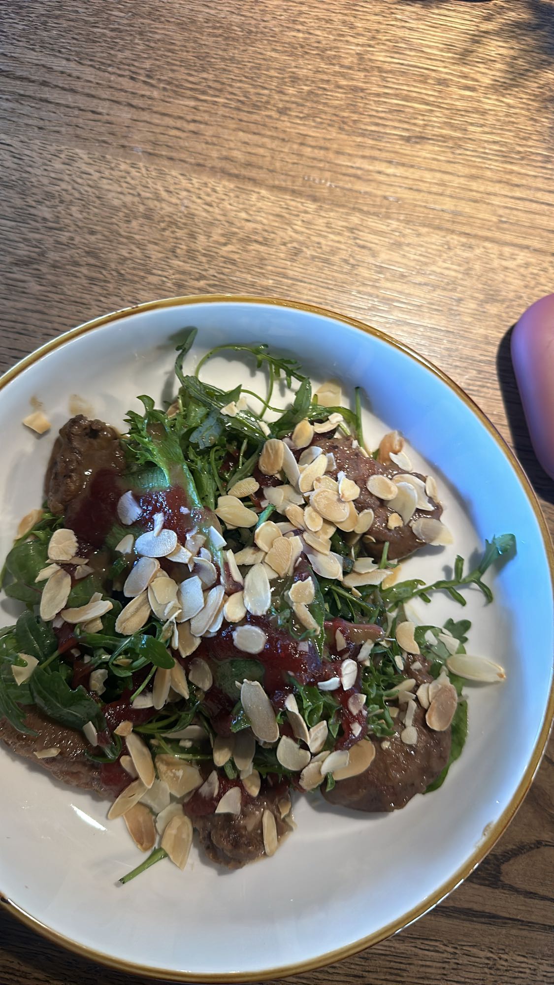 Салат с печенью и миндалем