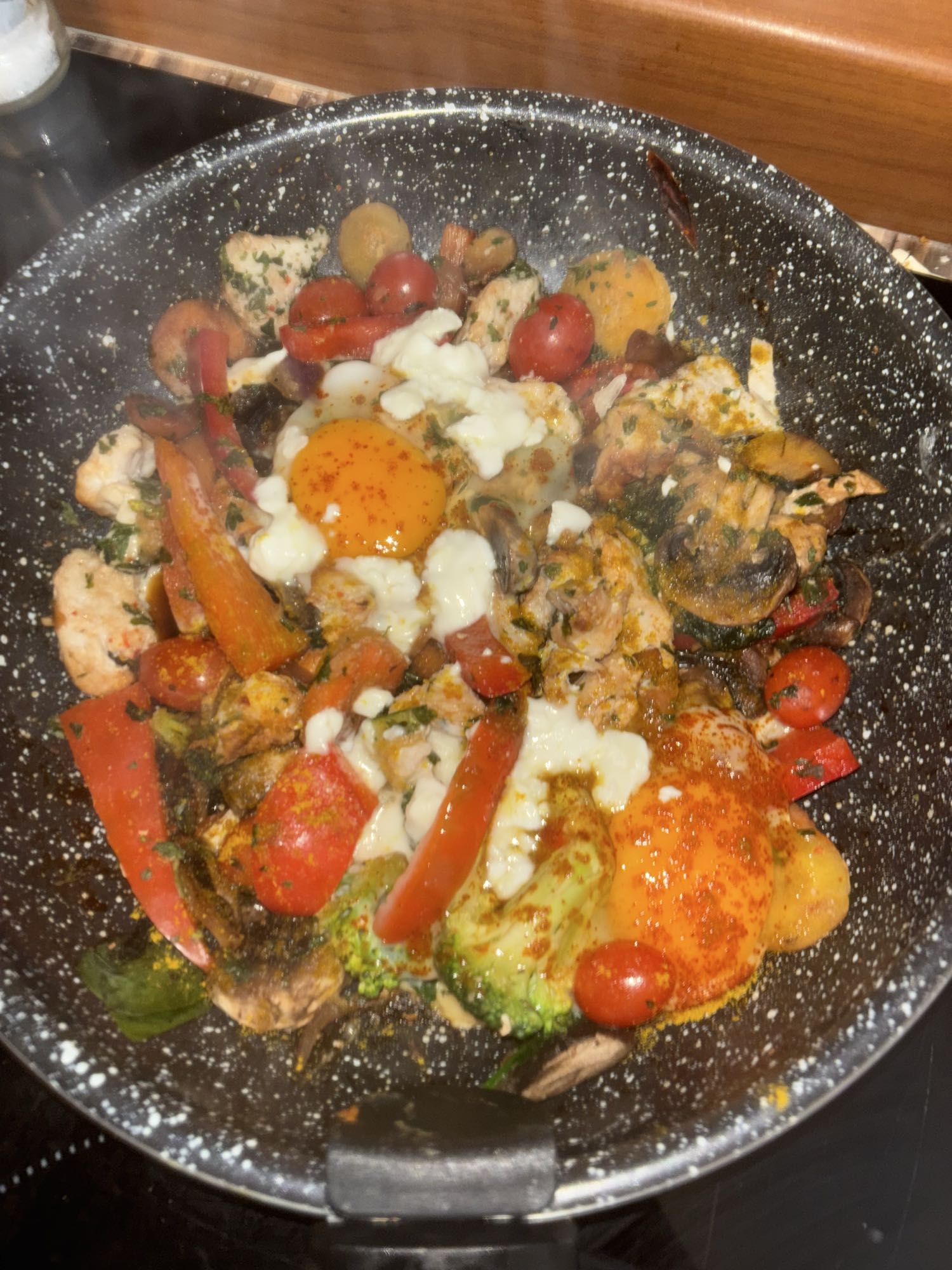 Poêlée de légumes et œufs