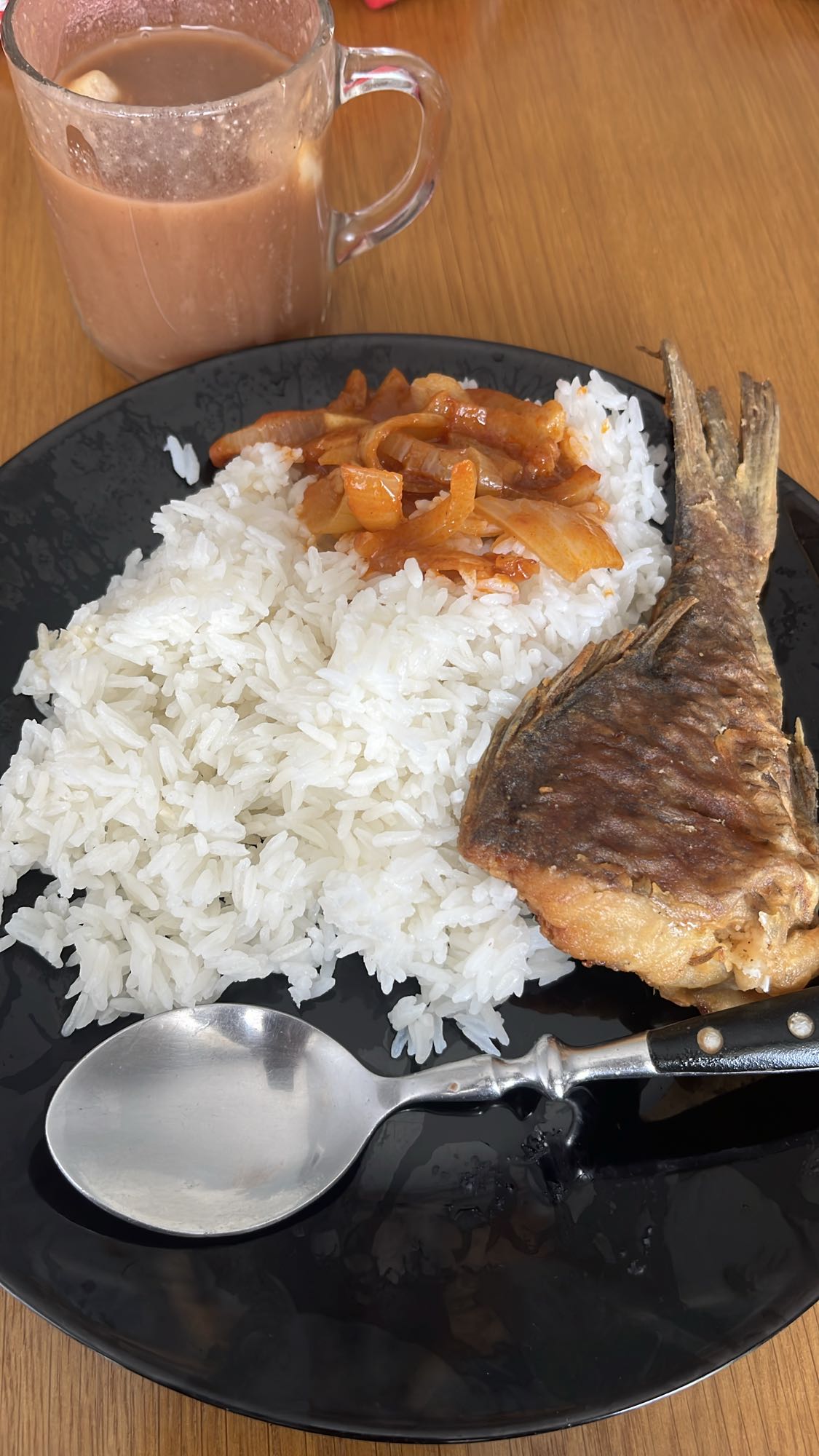 Riz avec poisson frit