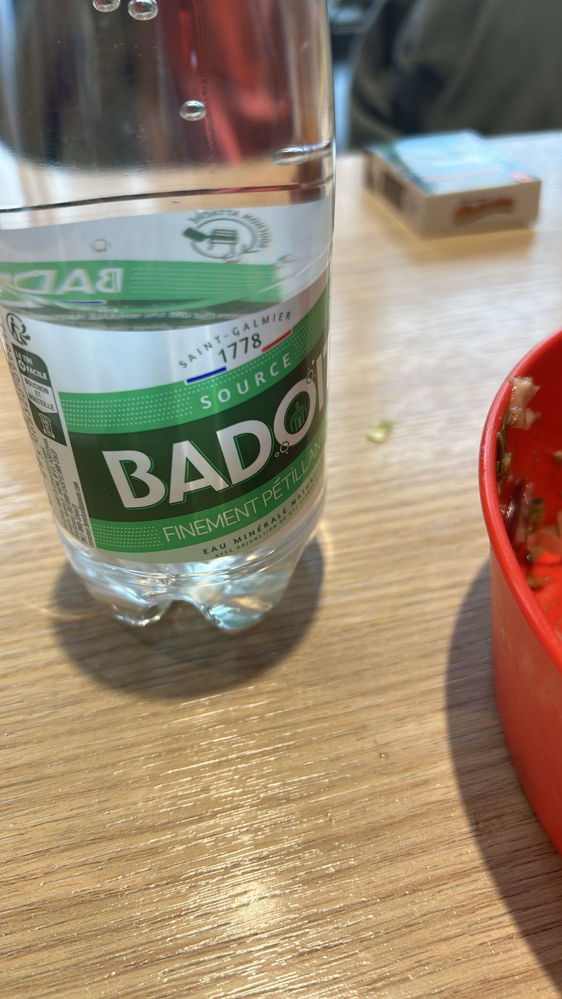 Eau pétillante et salade