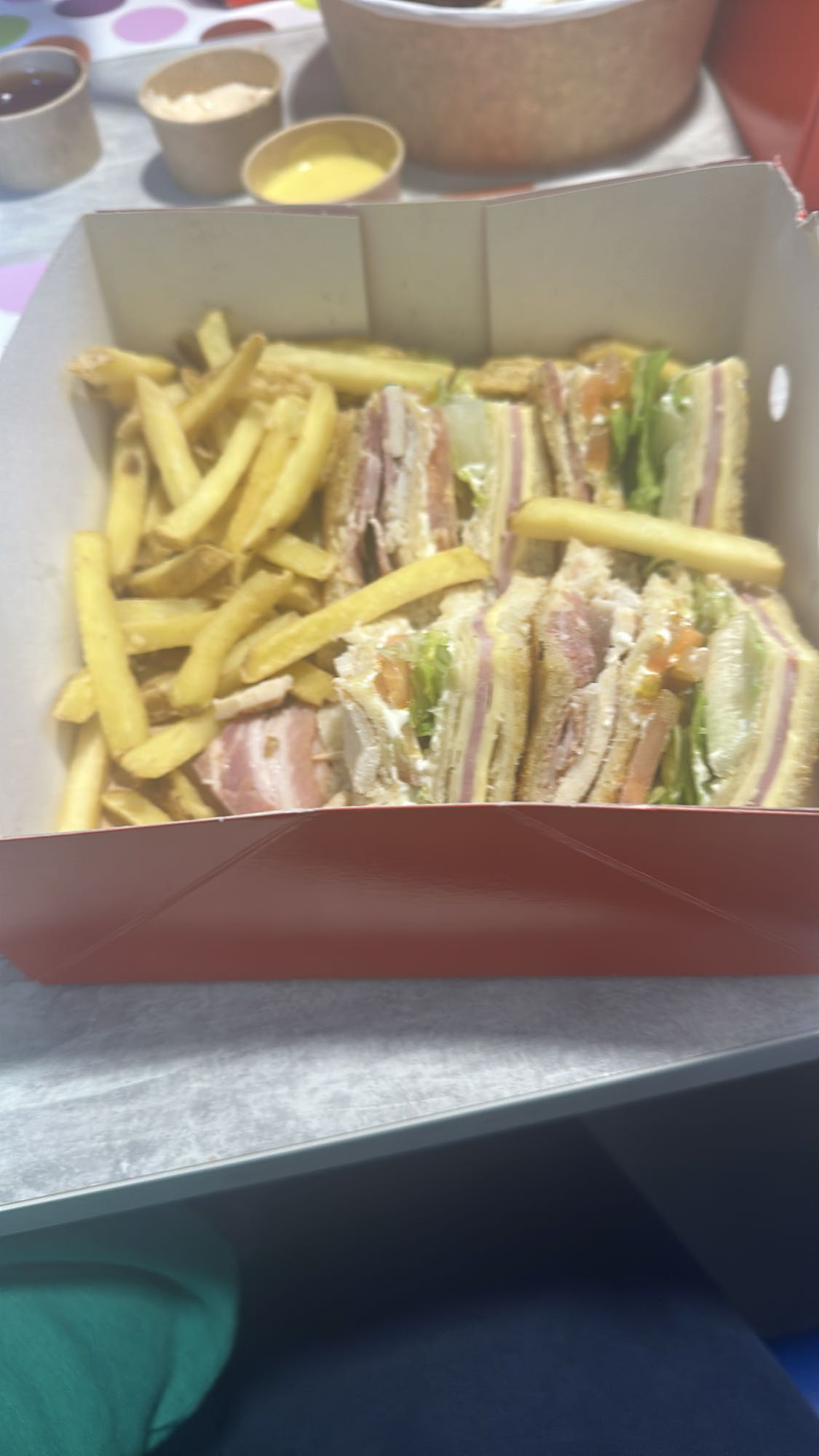 Sándwich club con papas