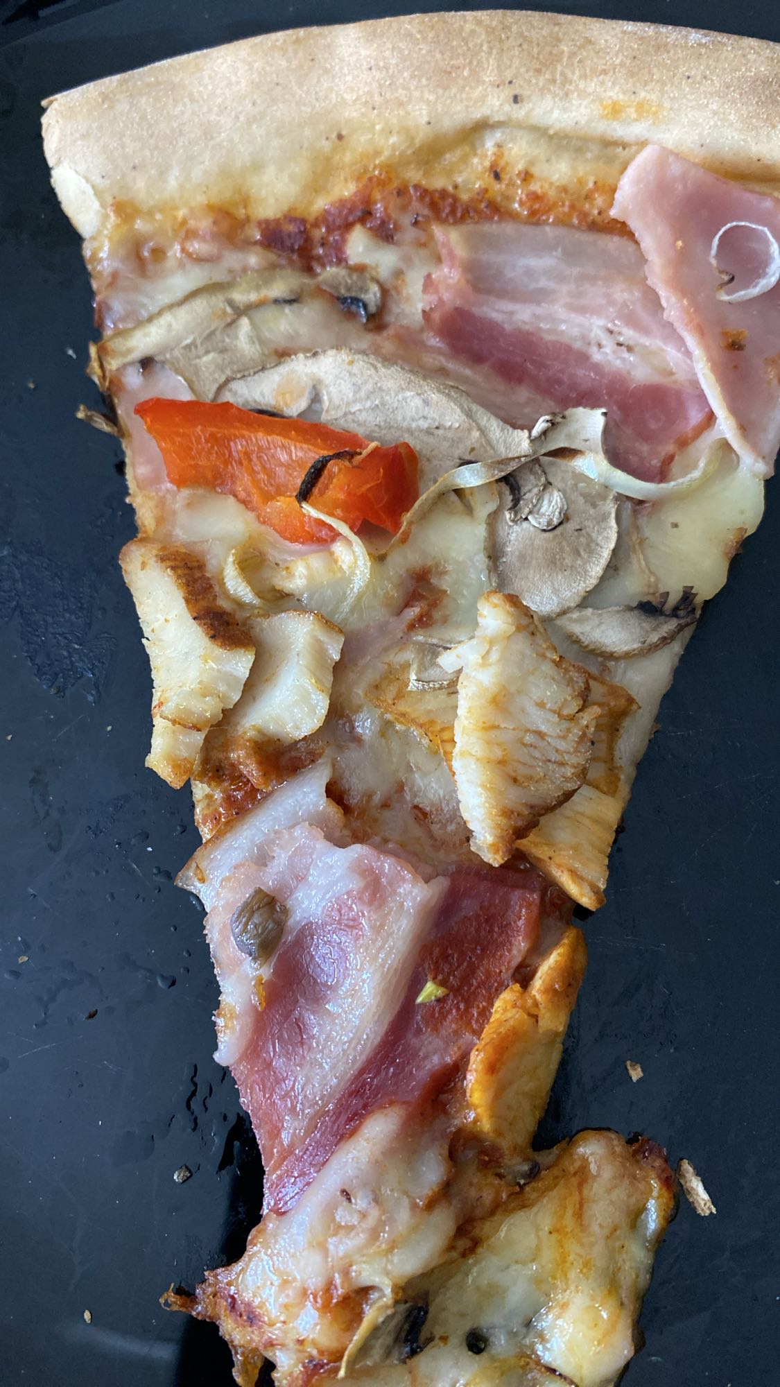 Pizza z mięsem i warzywami
