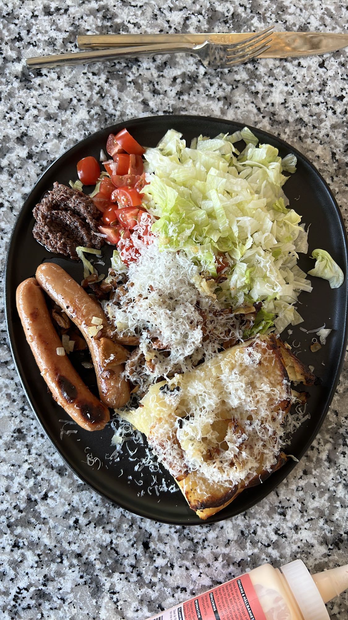 Grillad korv med tillbehör