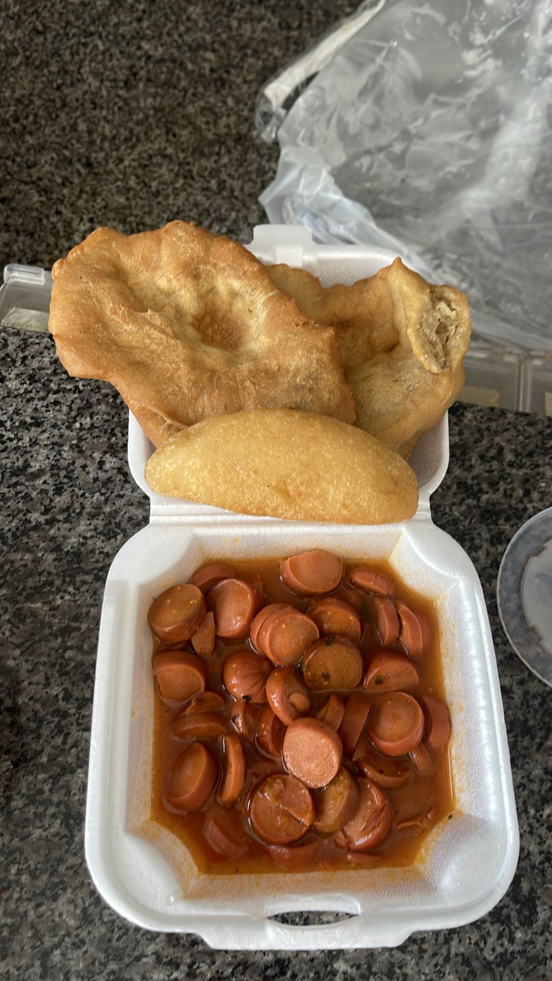 Salchichas guisadas con fritos