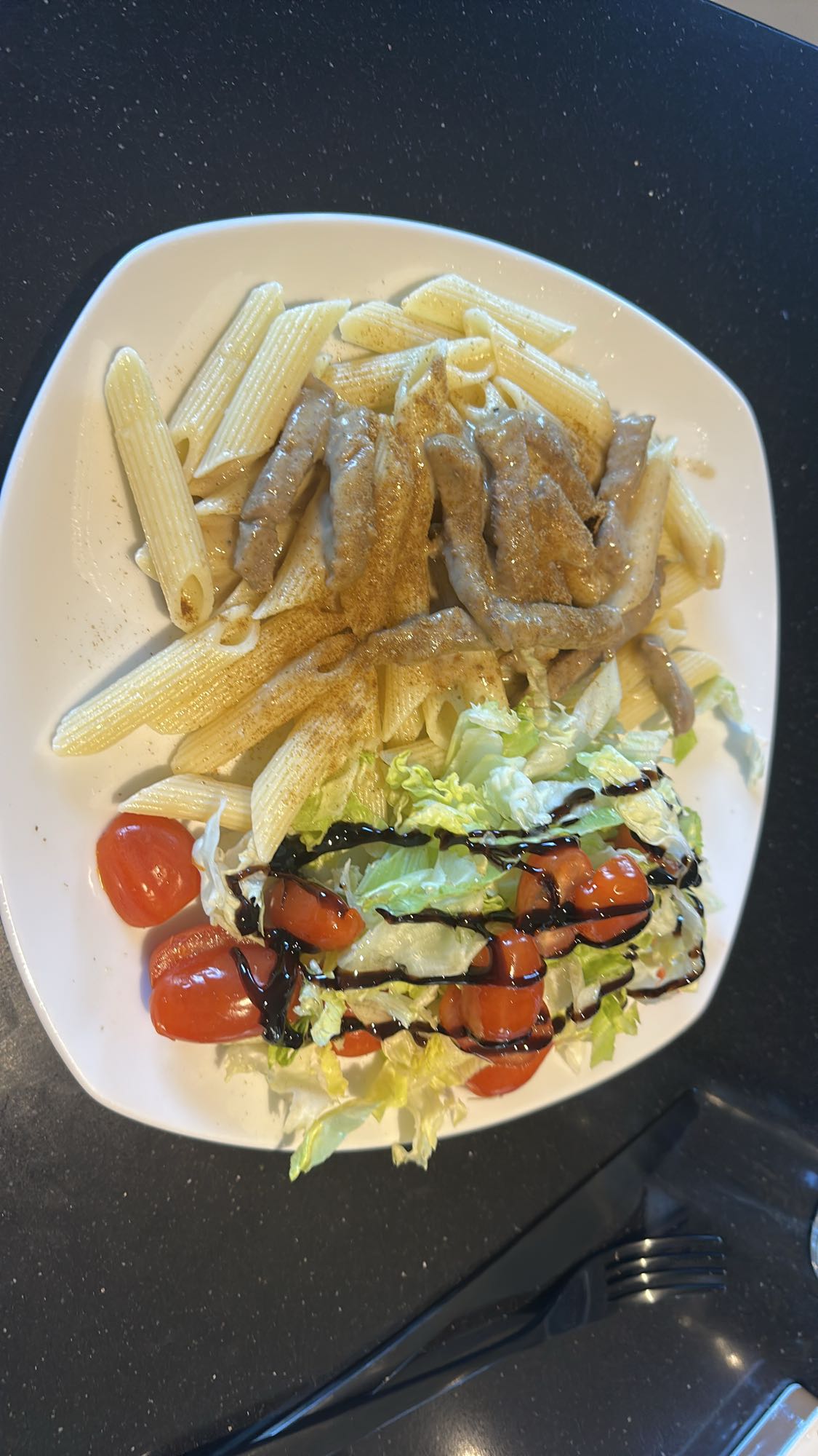 Pasta med kött och sallad