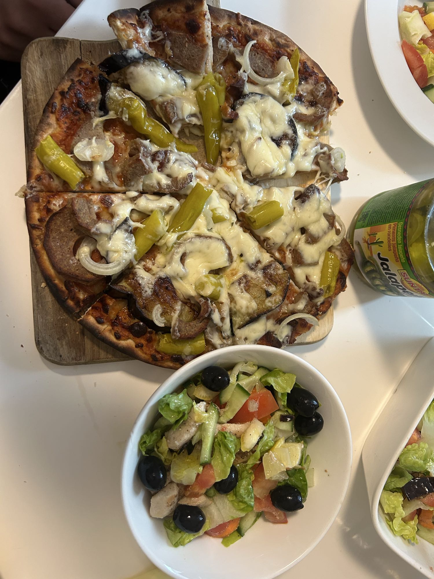 Pizza mit Salat