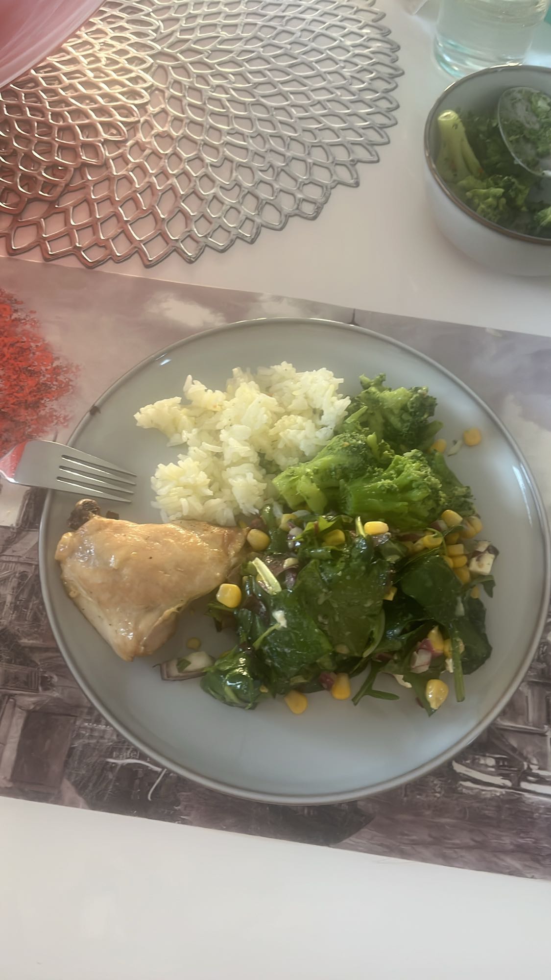 Kyckling med ris och sallad