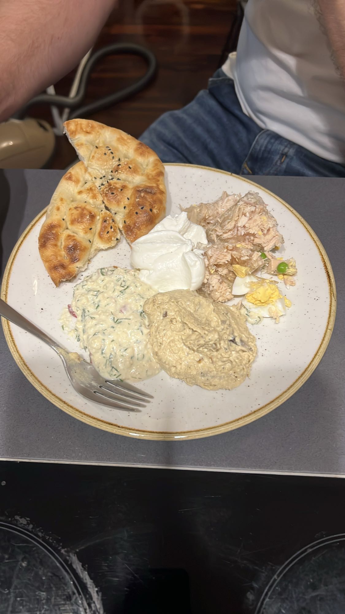 Talerz z pastami i chlebem