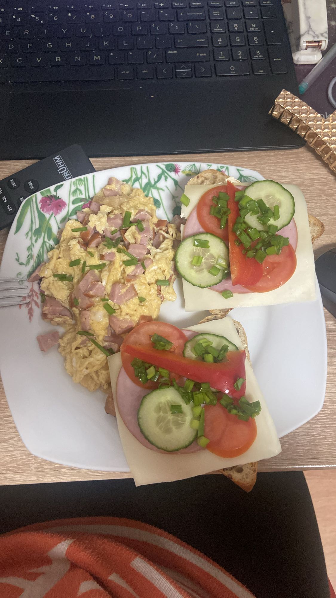 Jajecznica z kanapkami