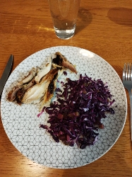 Poisson grillé et chou rouge