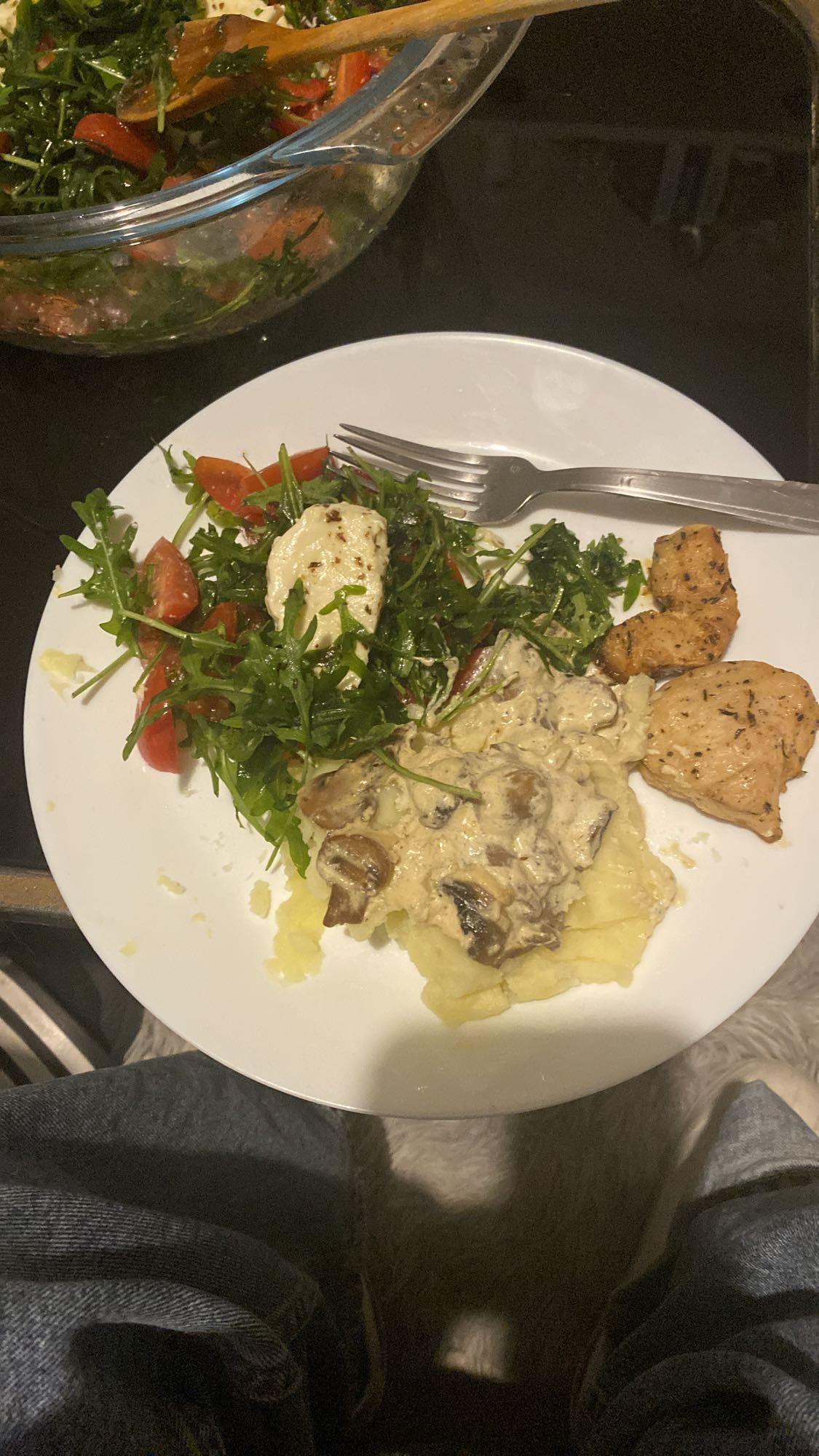 Poulet avec purée et salade