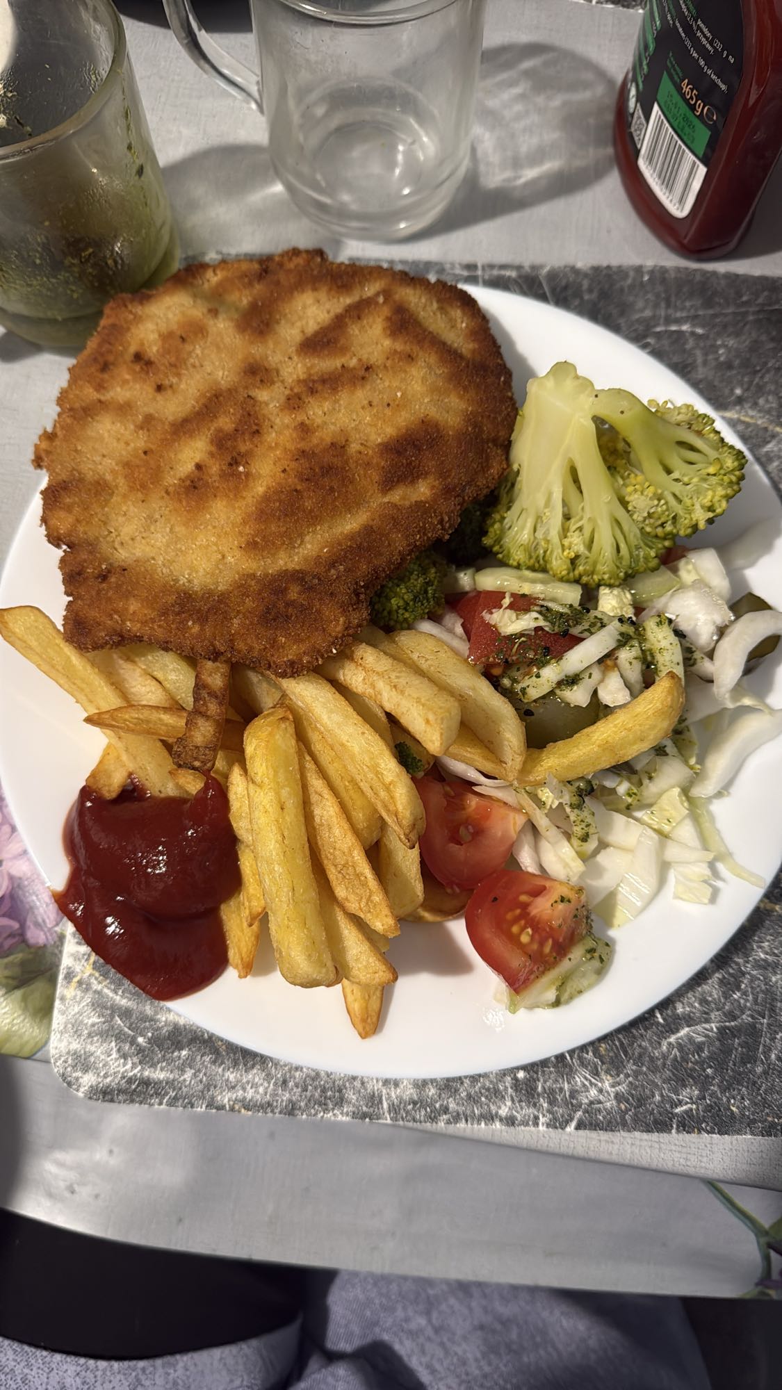 Kotlet schabowy z frytkami