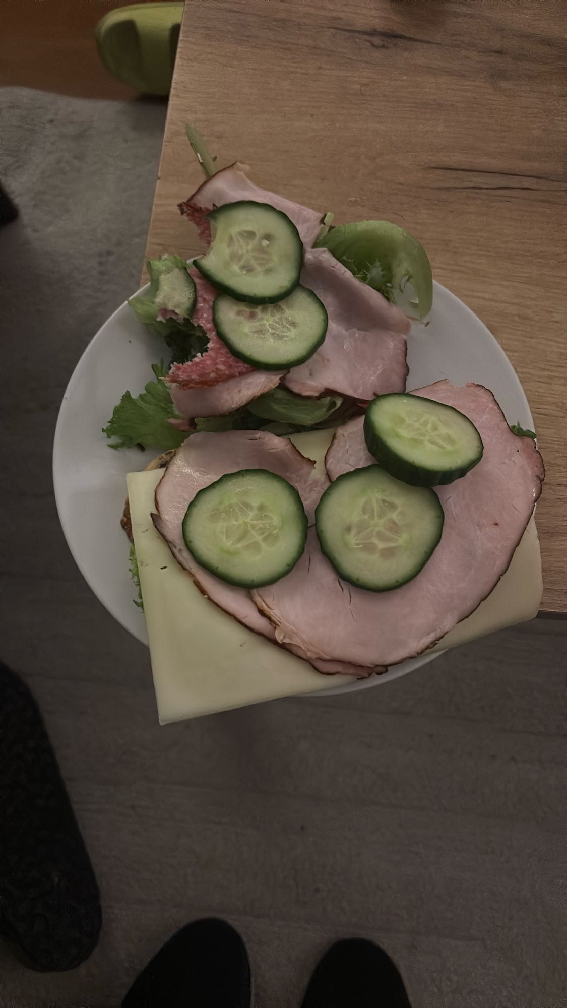 Kanapka z szynką i serem