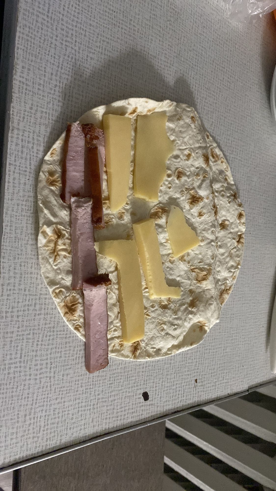 Лаваш с сыром и ветчиной