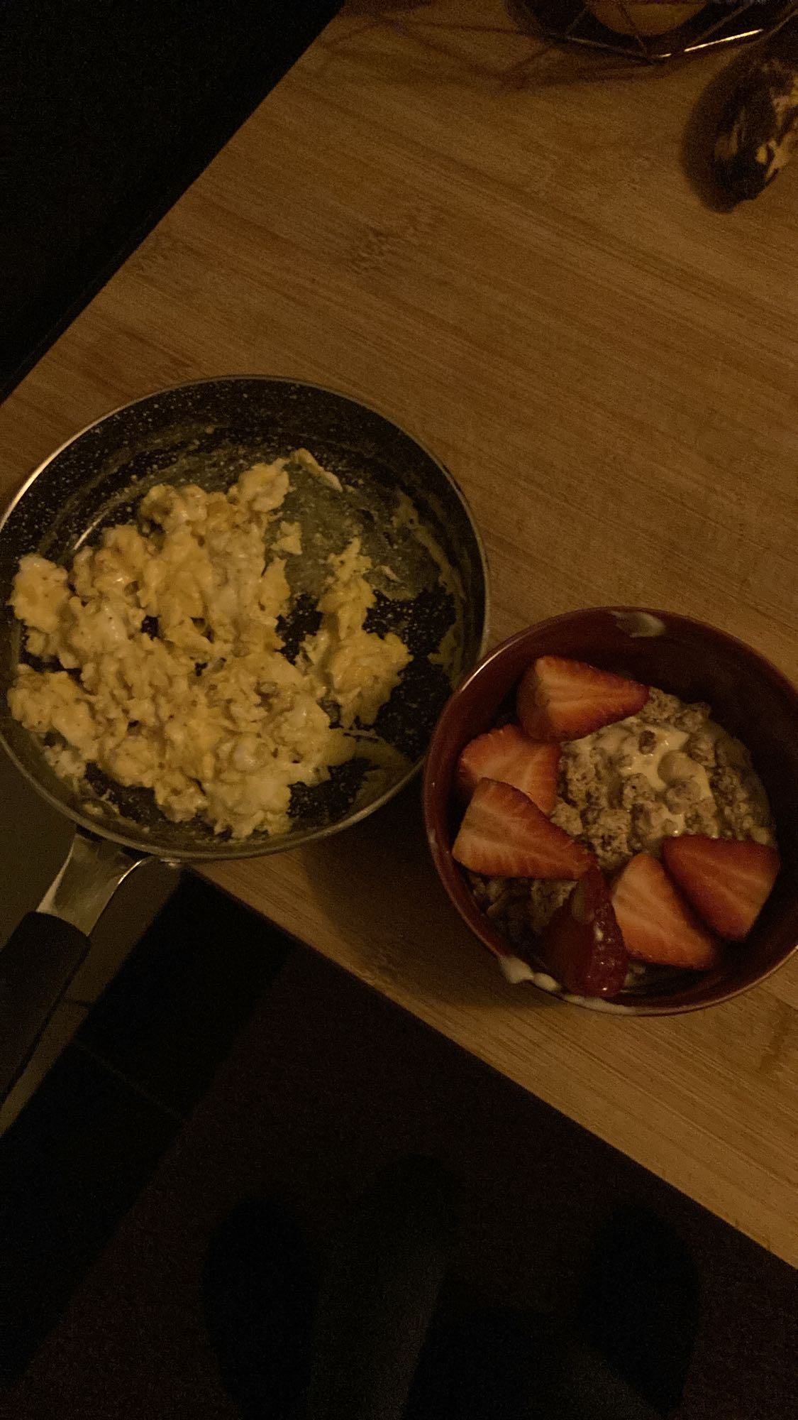 Oeufs brouillés et yaourt