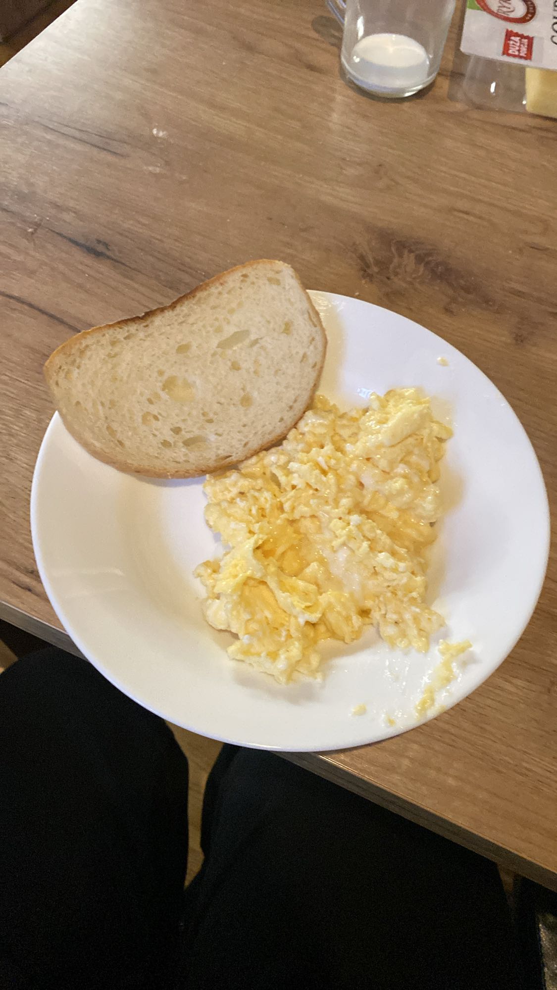 Jajecznica z chlebem