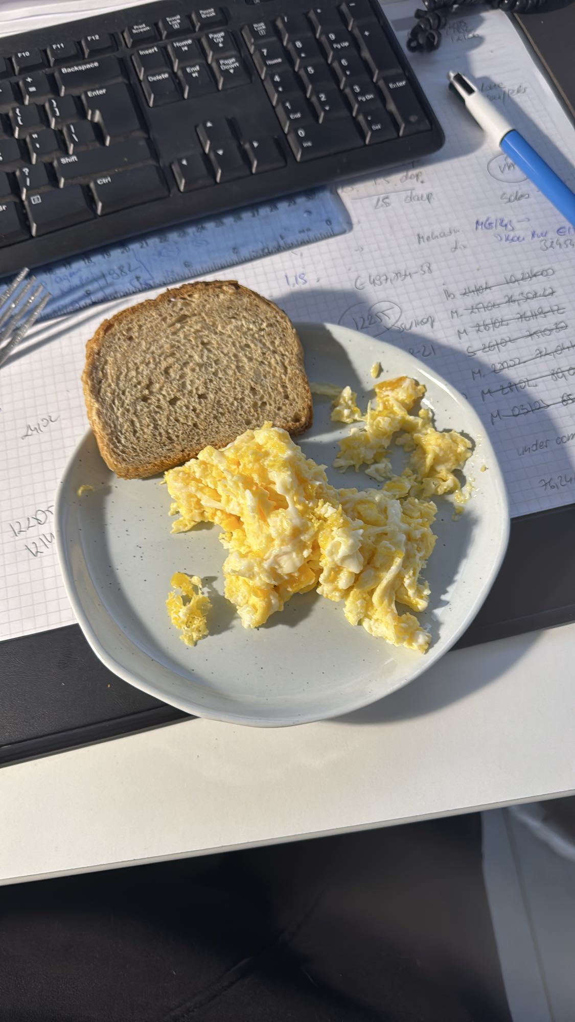 Jajecznica z chlebem