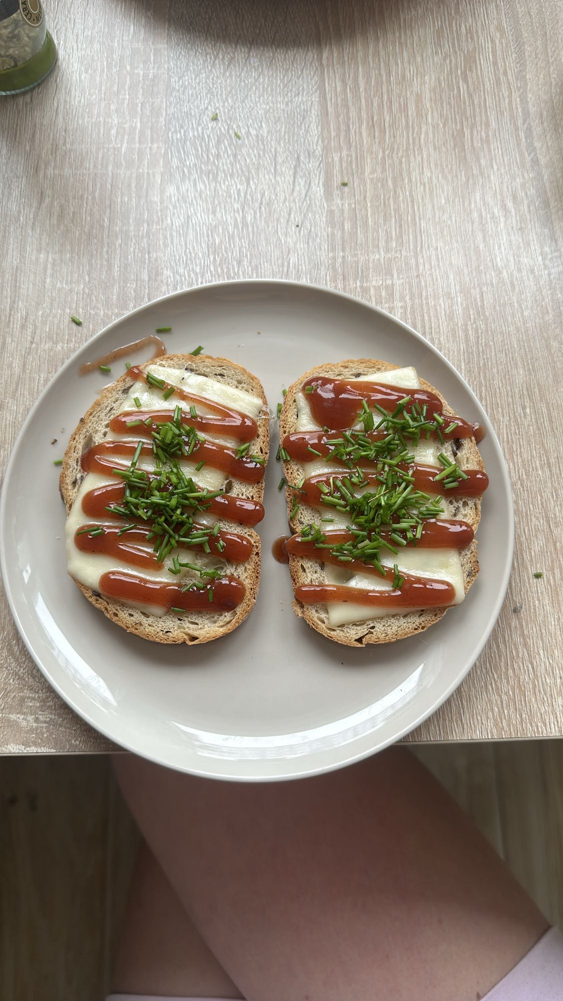 Kanapki z serem i sosem