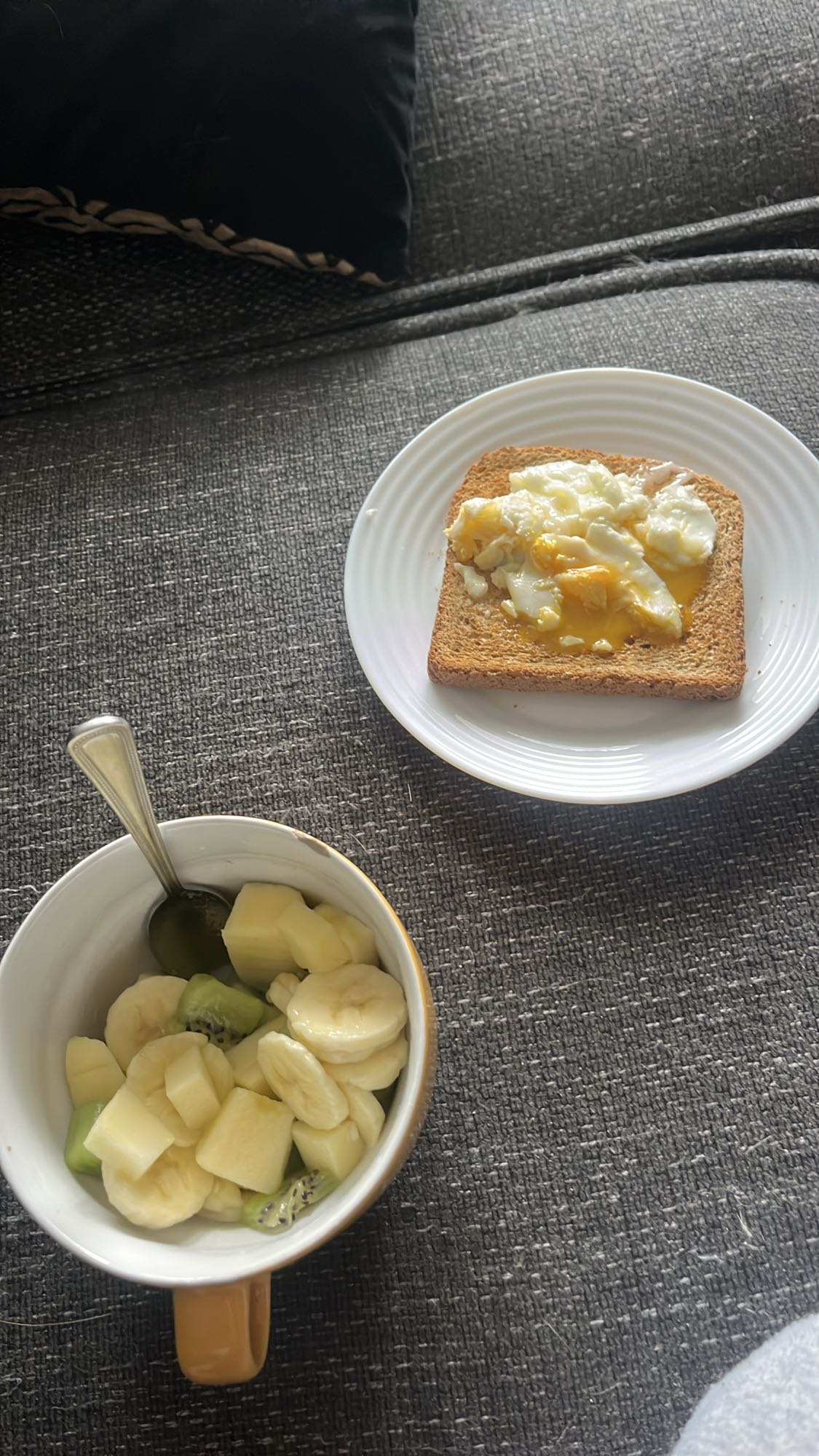 Toast aux œufs et fruits