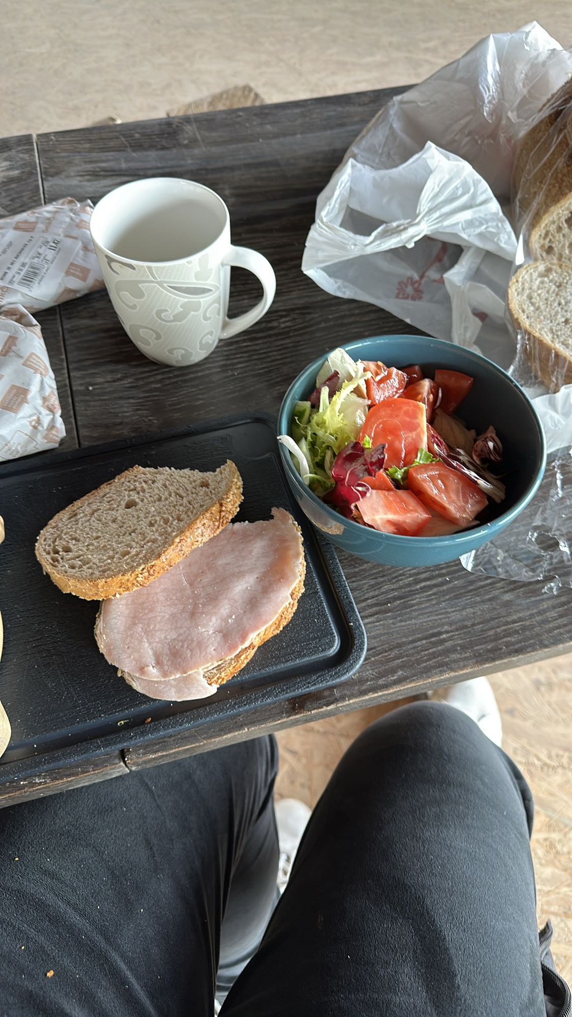 Kanapka z szynką i sałatka