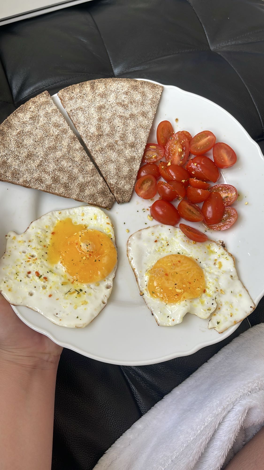 Stekt ägg med knäckebröd