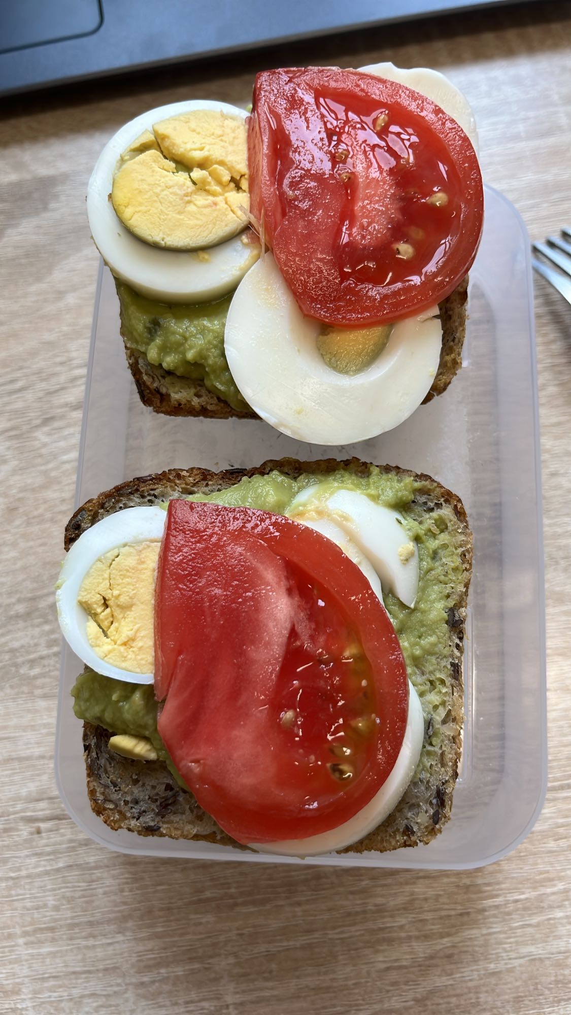 Kanapki z awokado i jajkiem