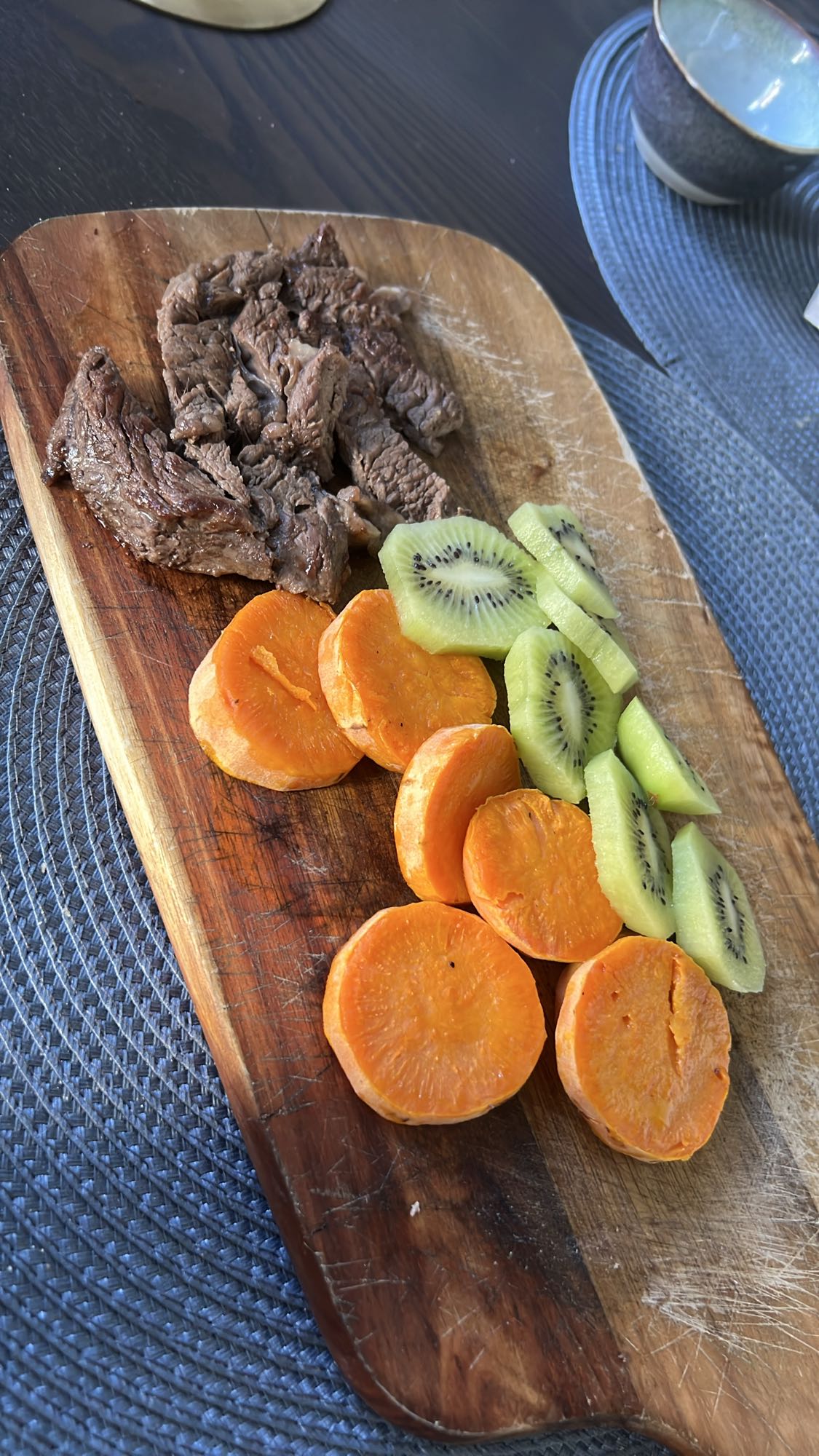 Biff med sötpotatis och kiwi