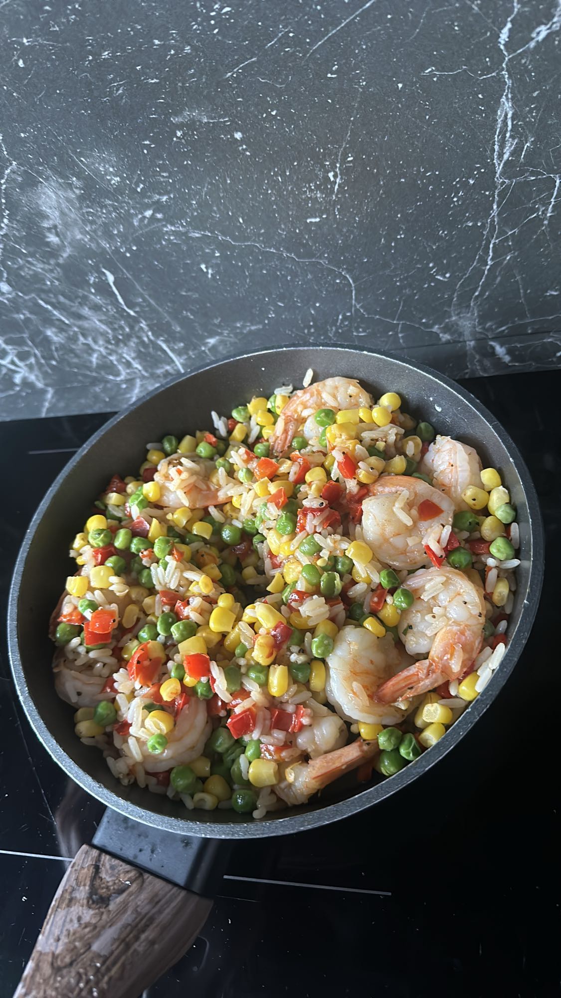 Жареный рис с креветками