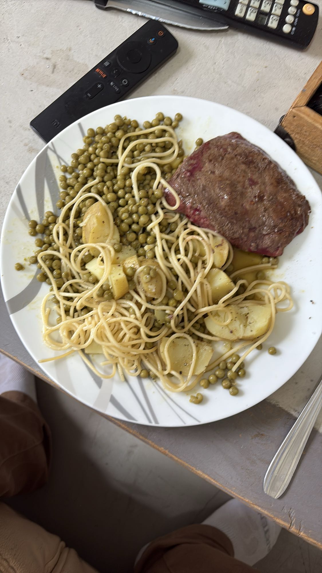 Steak avec pâtes et légumes