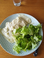Poisson à la sauce et salade