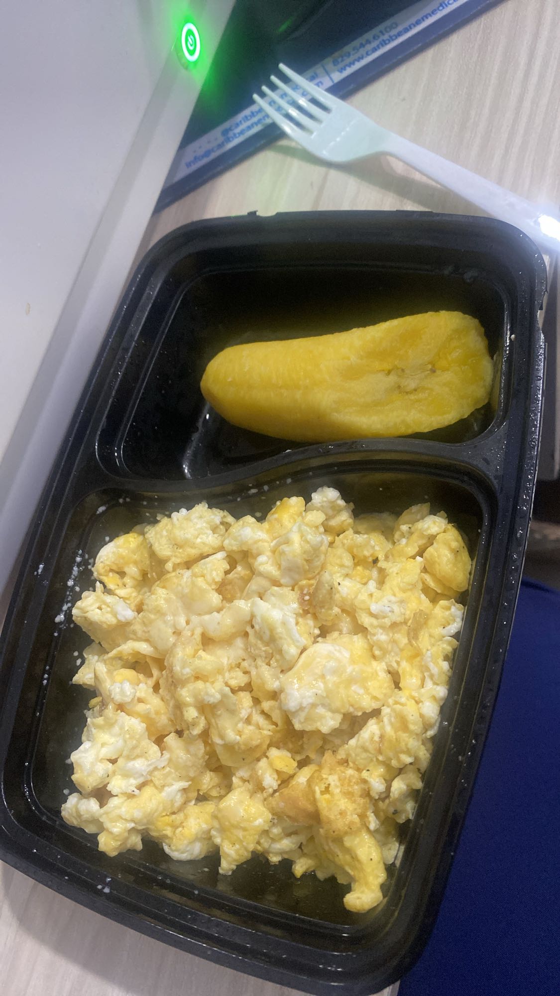 Huevos revueltos con plátano