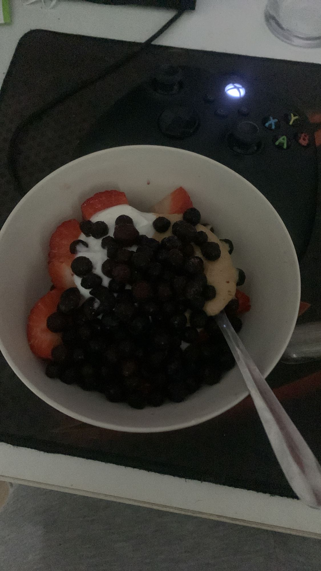 Bol de fruits et yaourt