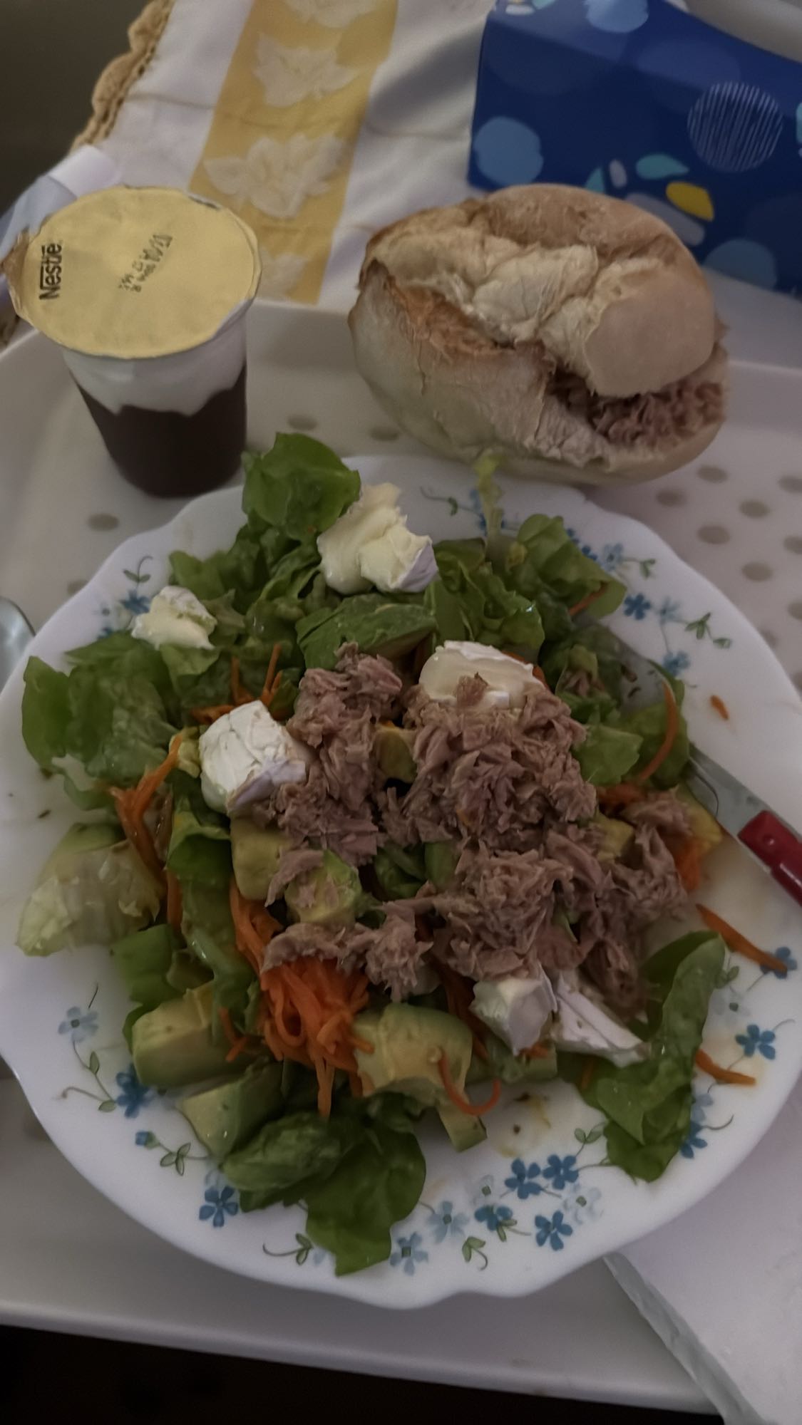 Salade au thon et pain