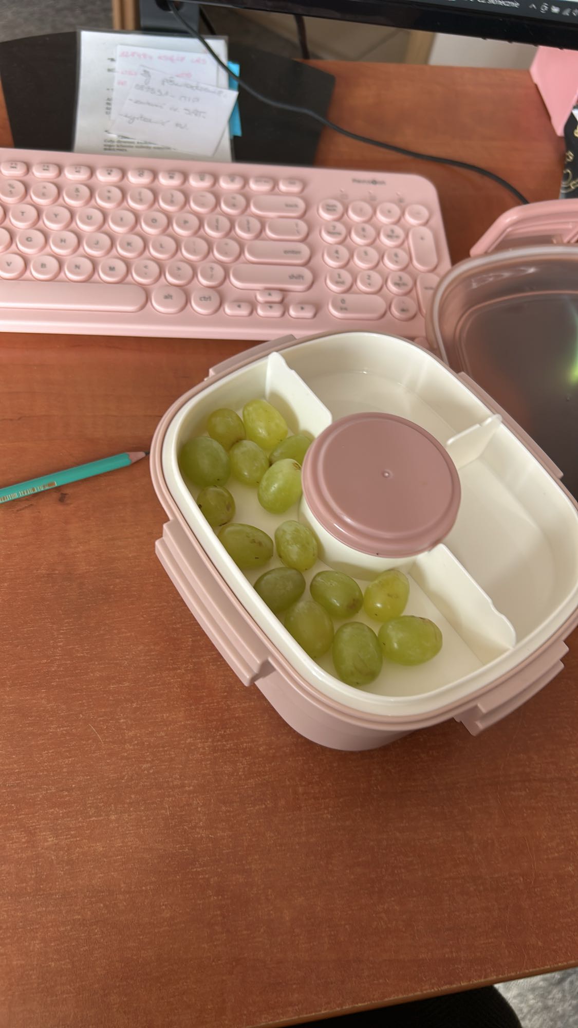 Winogrona w pojemniku