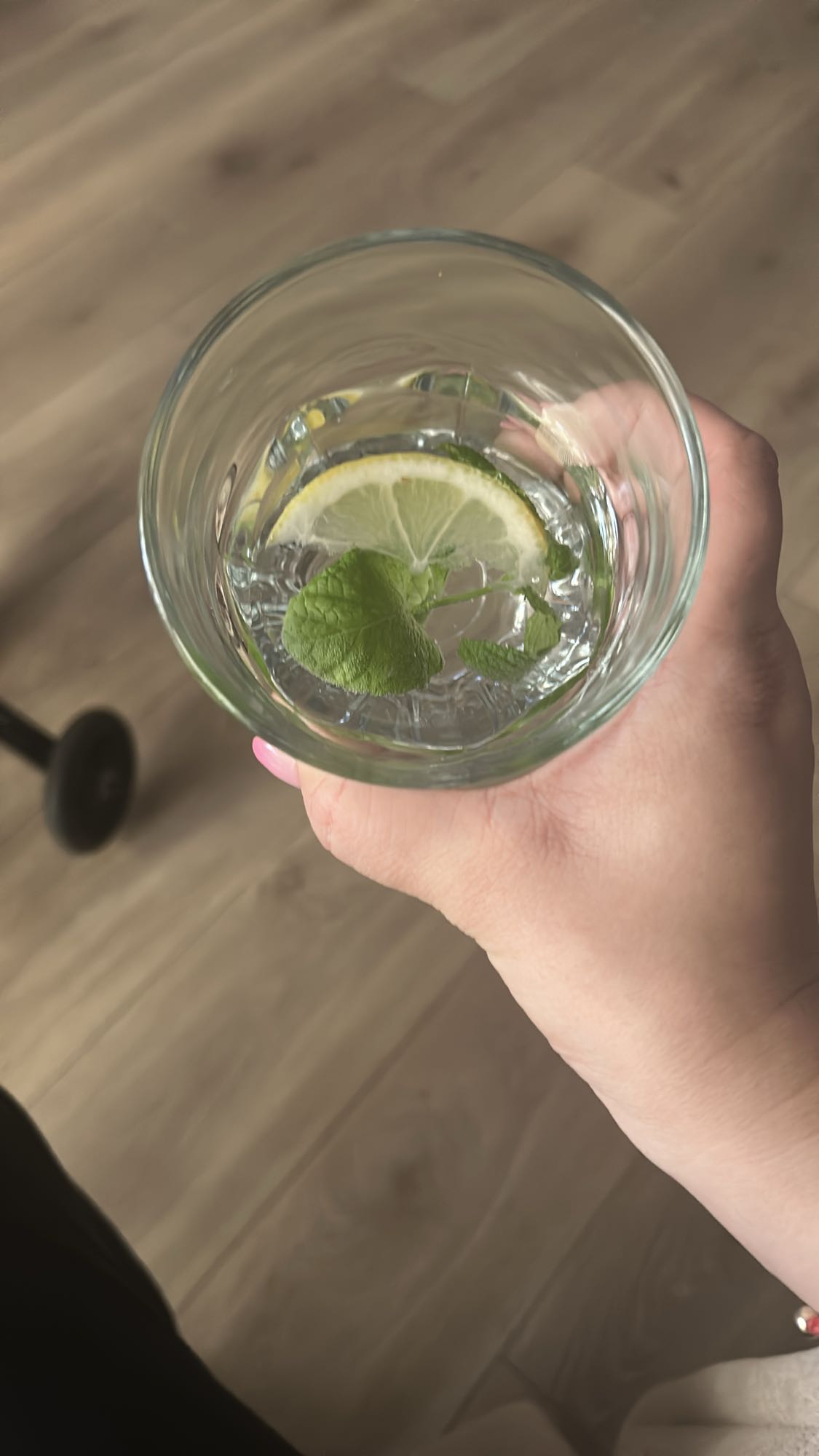 Woda z cytryną i miętą