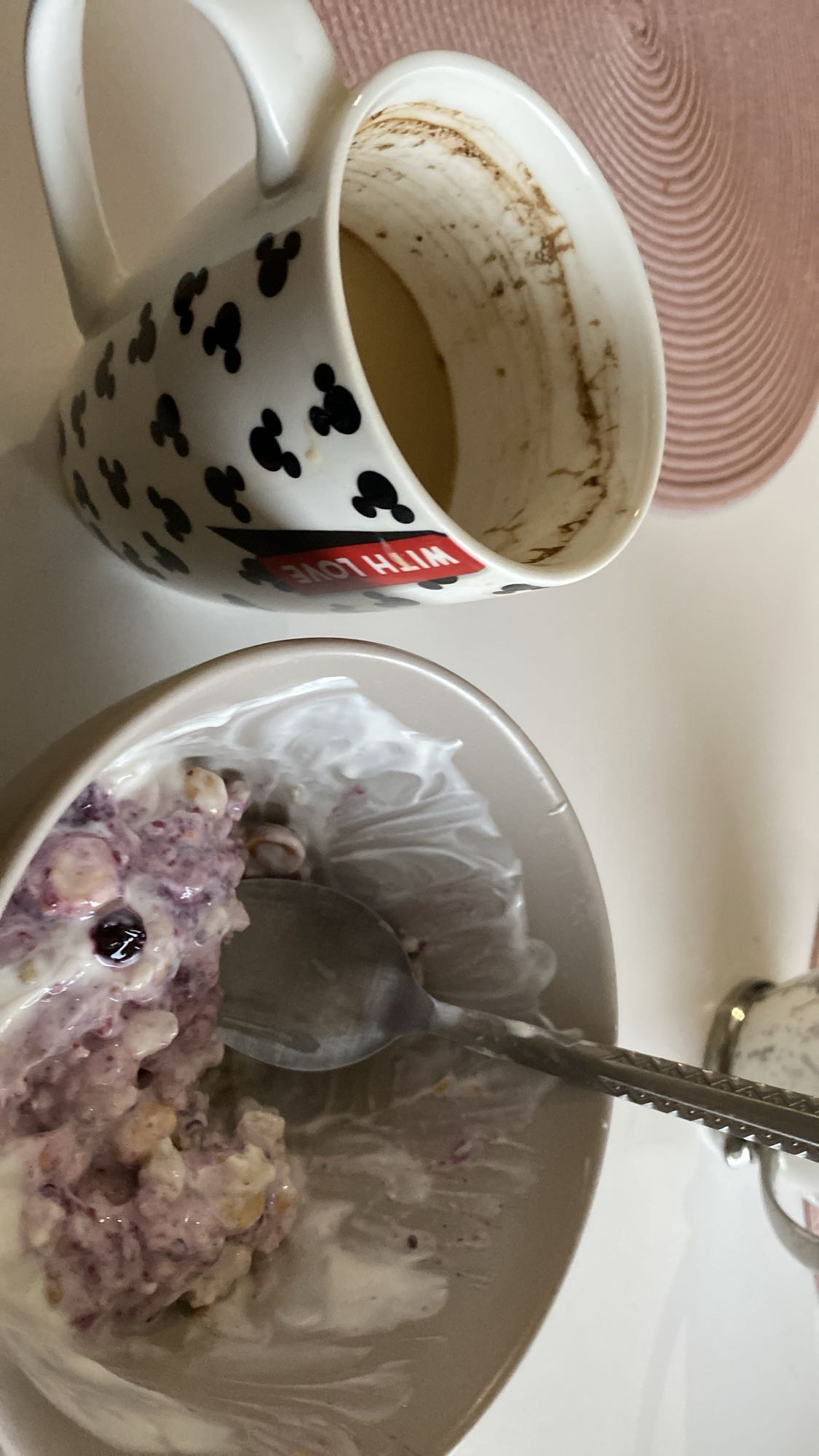 Jogurt z owocami i orzechami