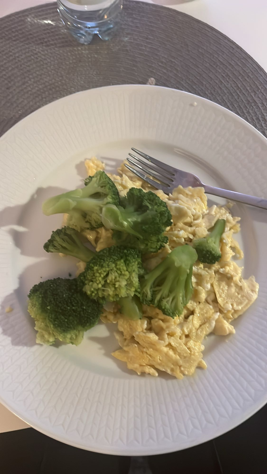 Äggröra med broccoli