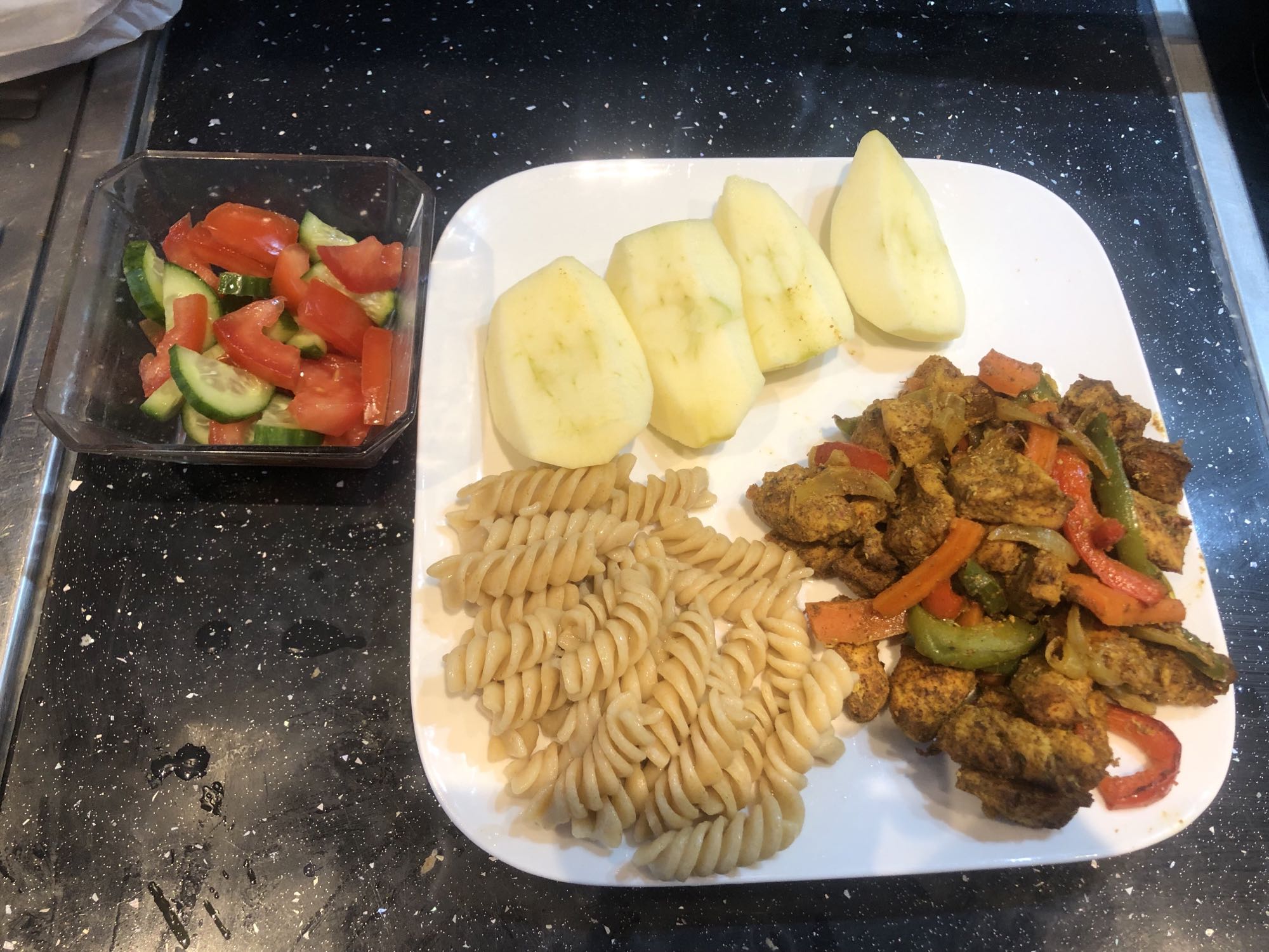 Pollo con pasta y ensalada