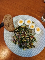 Salade aux œufs et pain