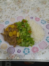 Arroz con carne y ensalada