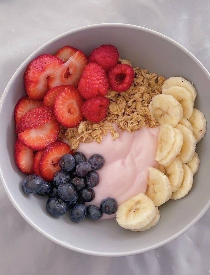 Jogurt z owocami i granolą