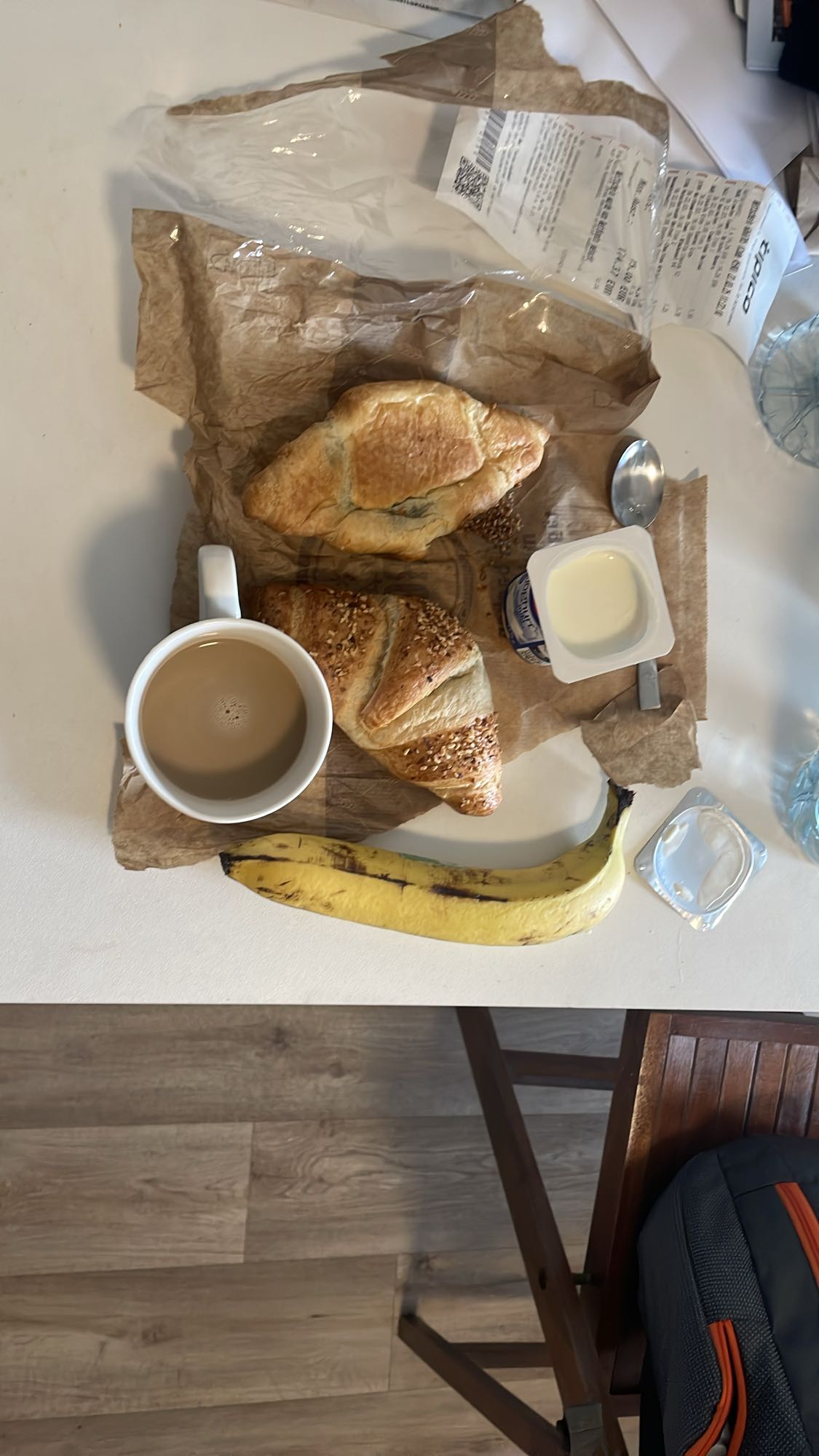 Frühstück mit Croissants