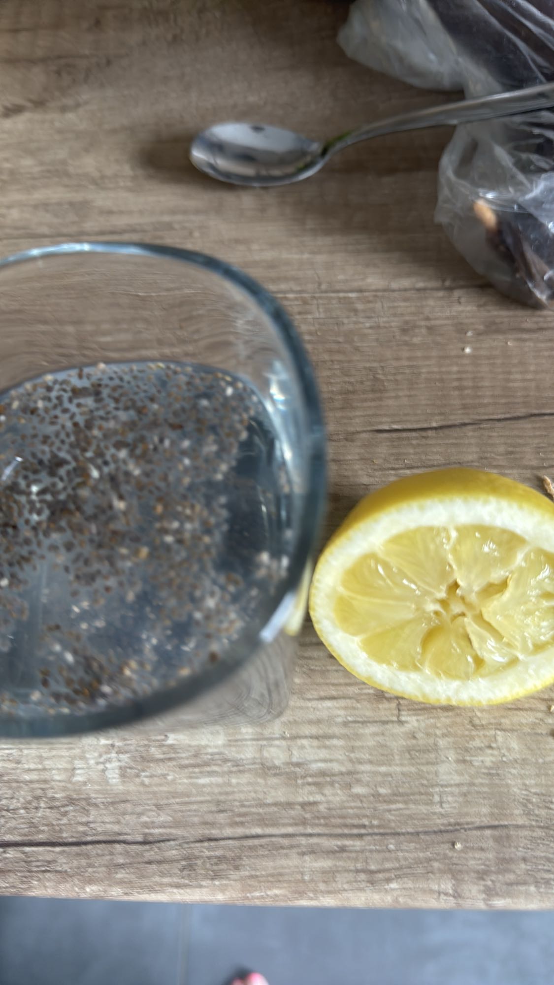 Woda z chia i cytryną