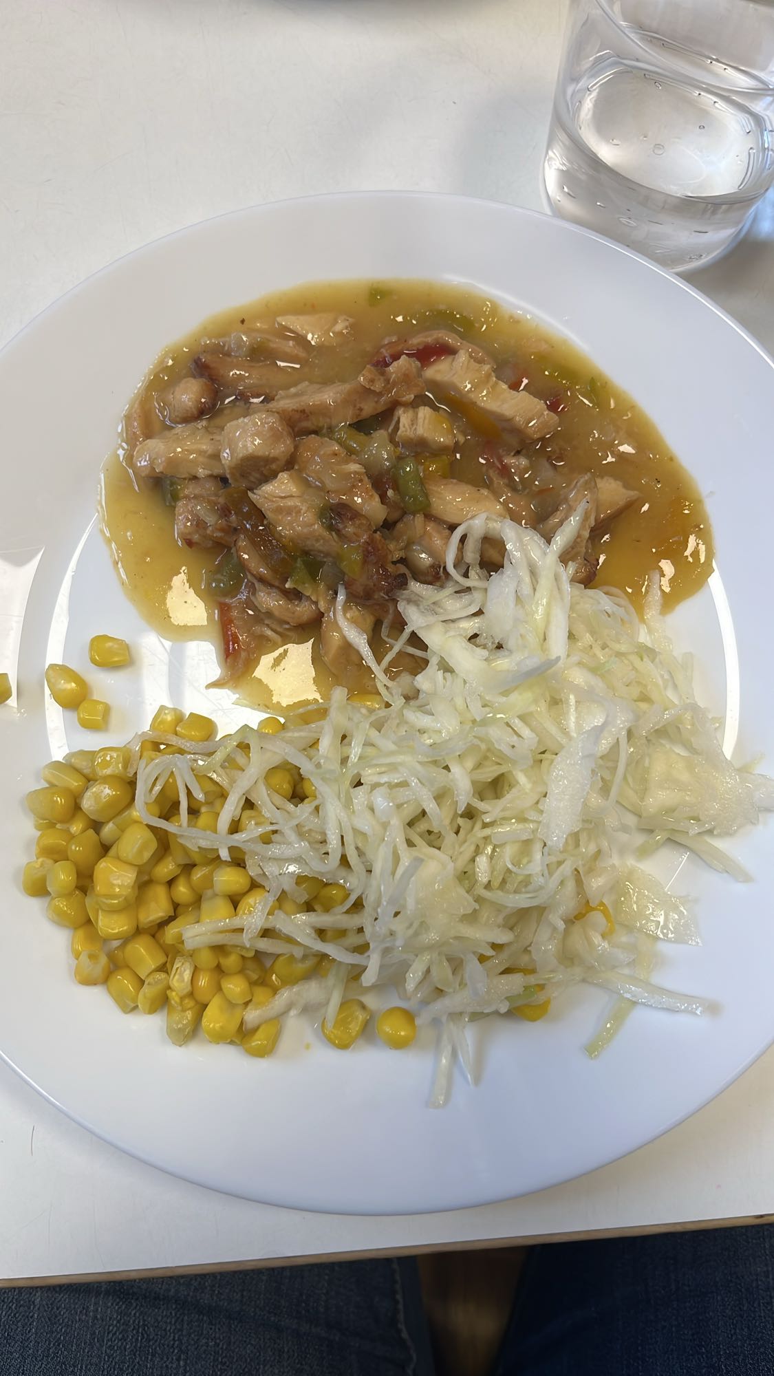 Kycklinggryta med sallad