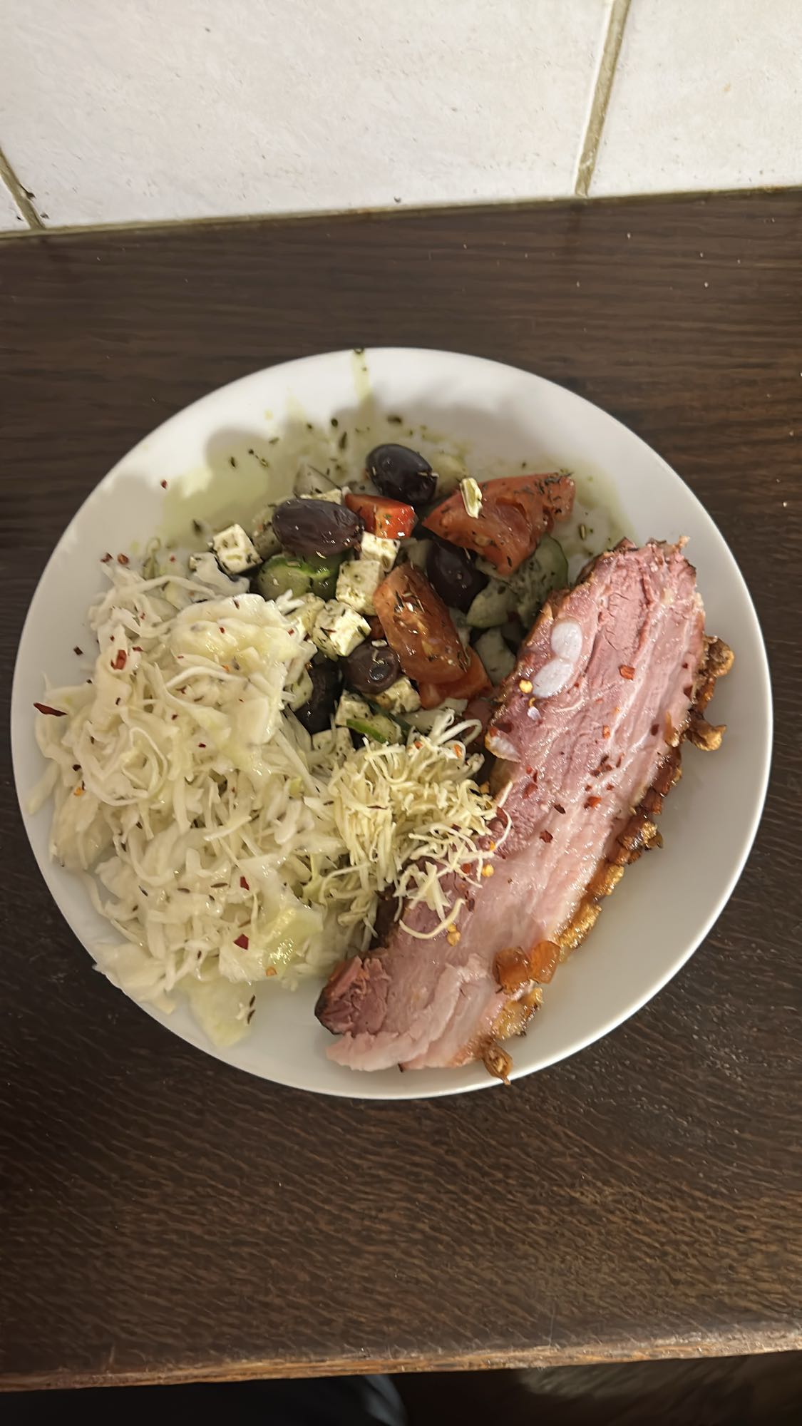 Schweinebraten mit Salat