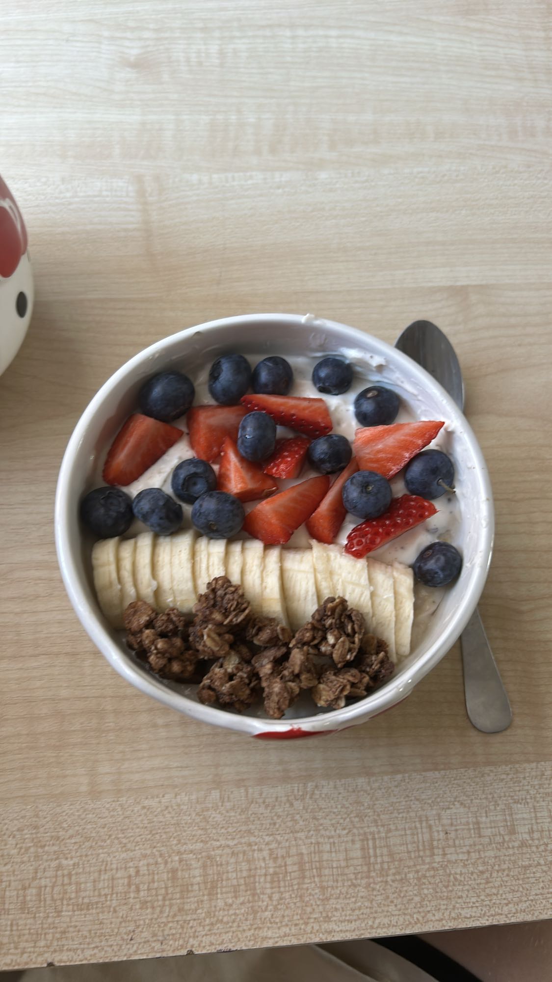 Jogurt z owocami i granolą