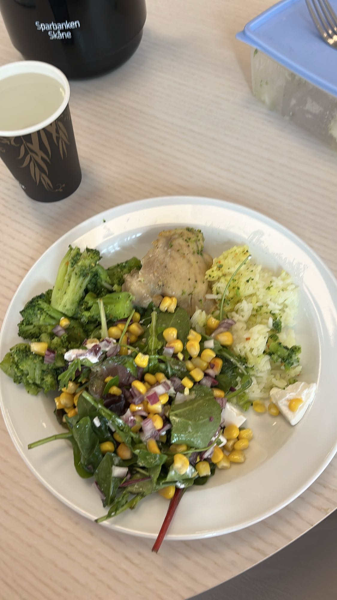 Kyckling med ris och sallad