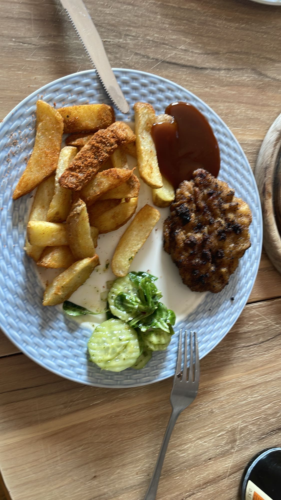 Gegrilltes Fleisch mit Pommes