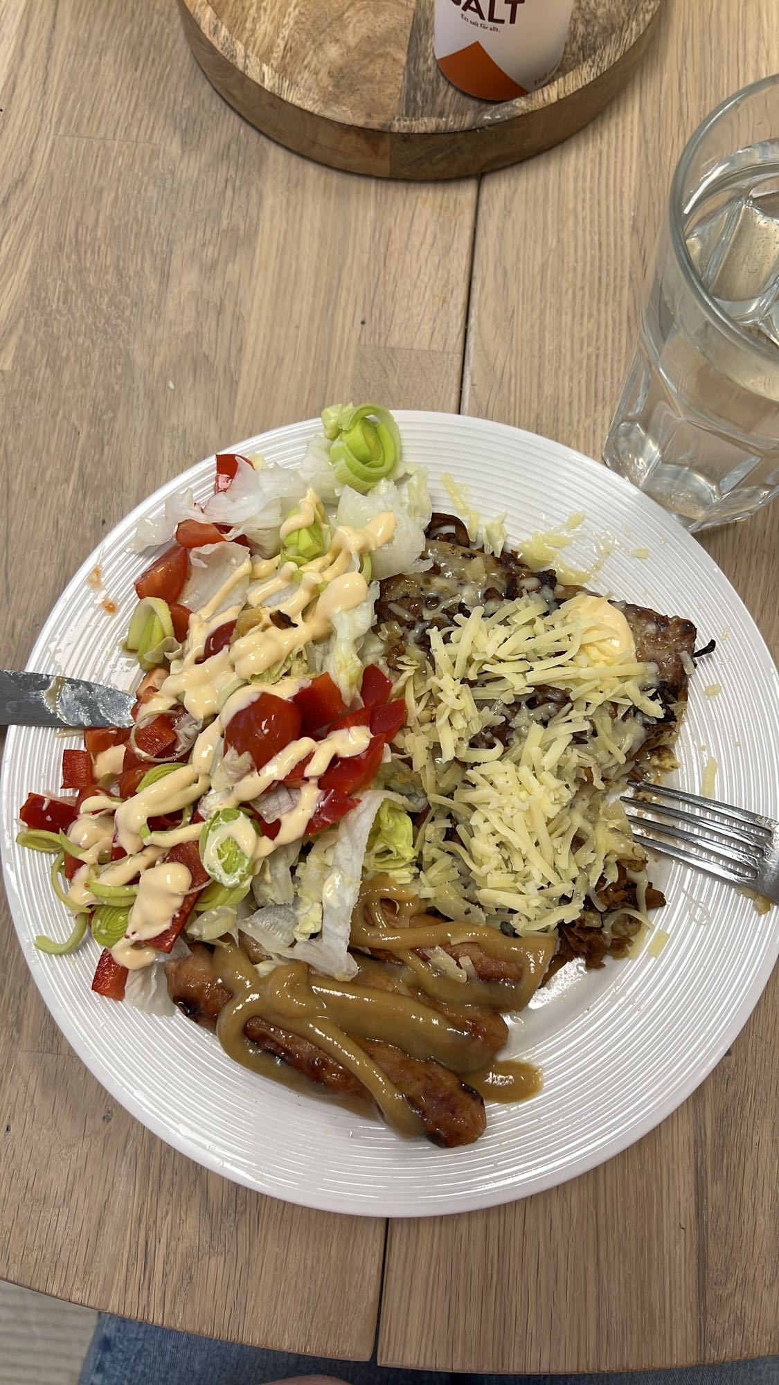 Stekt kött med sallad