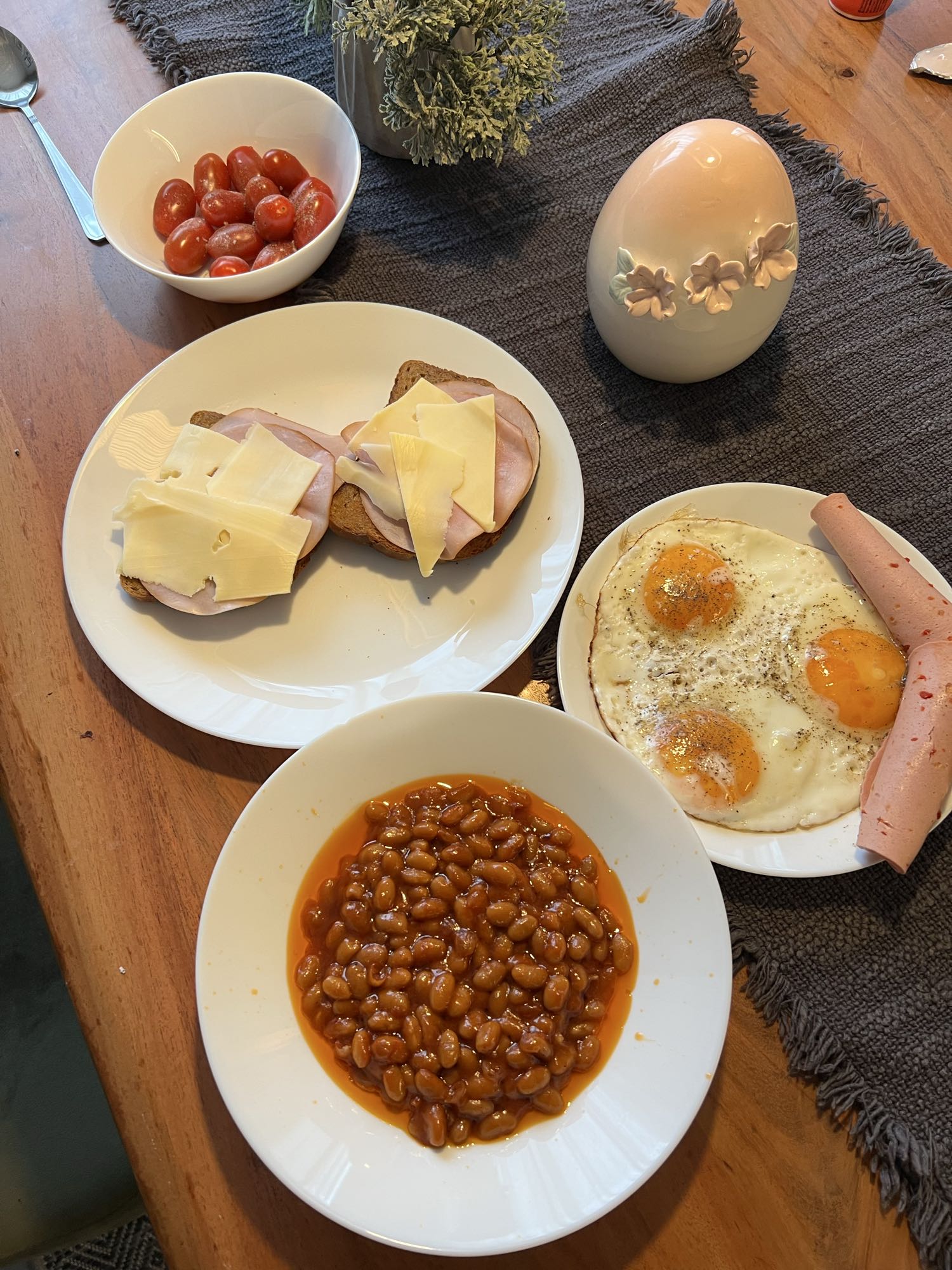 Frukost med ägg och bönor